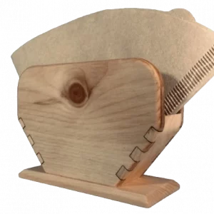 Genießen Sie den morgendlichen Kaffeegenuss mit unserem Kaffeefilterhalter aus duftendem Zirbenholz. Die schlichte Eleganz und die natürliche Maserung machen diesen Halter zu einem Blickfang in Ihrer Kaffeestation. Handgefertigt, um Ihrem Kaffeeerlebnis eine besondere Note zu verleihen.
